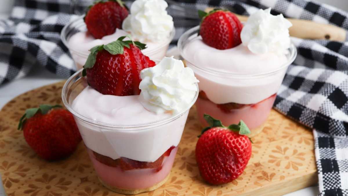 Easy Strawberry Pudding Parfait Cups