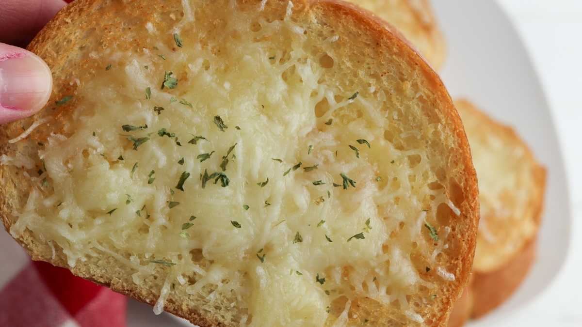 Air Fryer Cheesy Garlic Bread