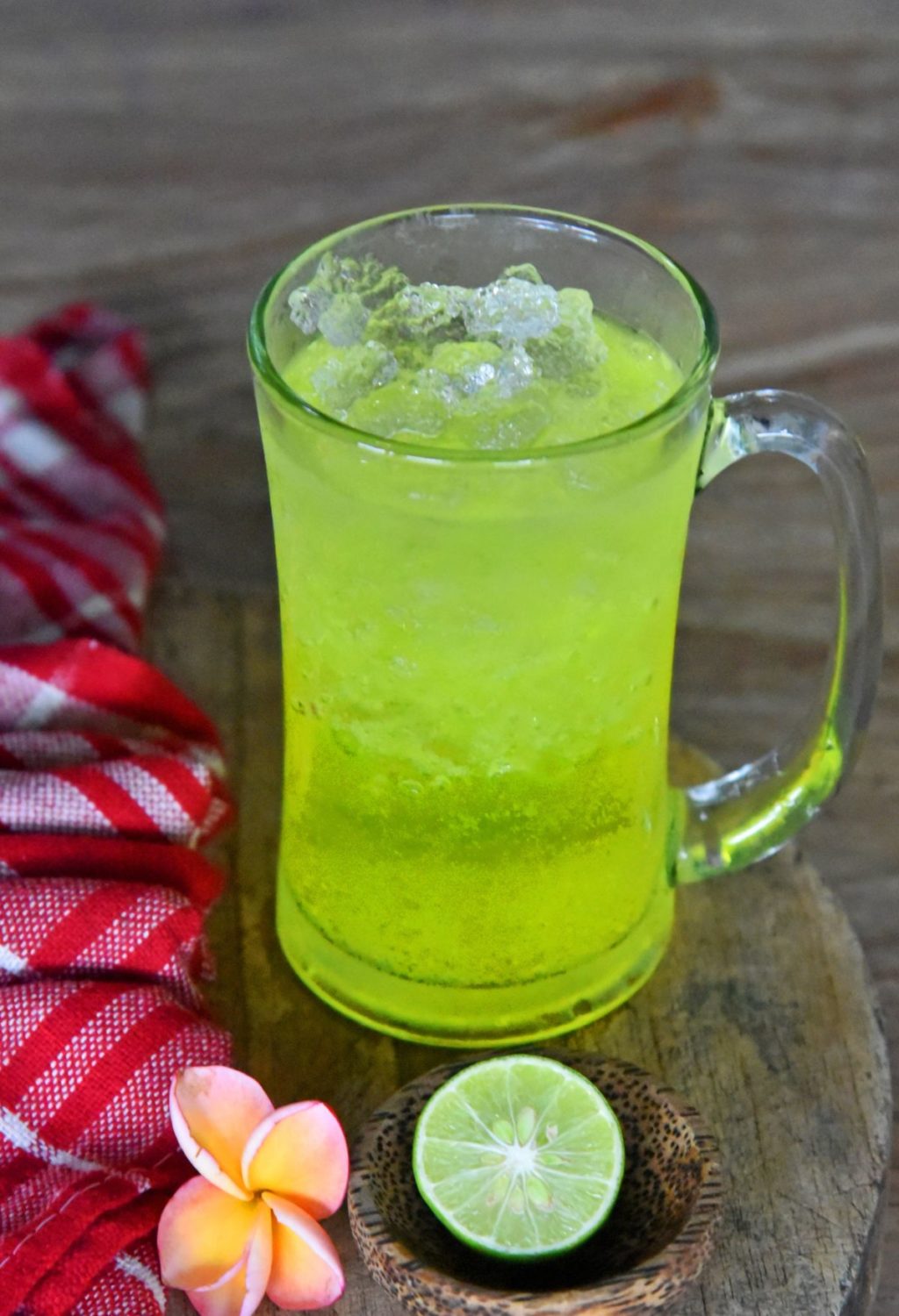 Lime juice in a mug with ice and a slice of lime.