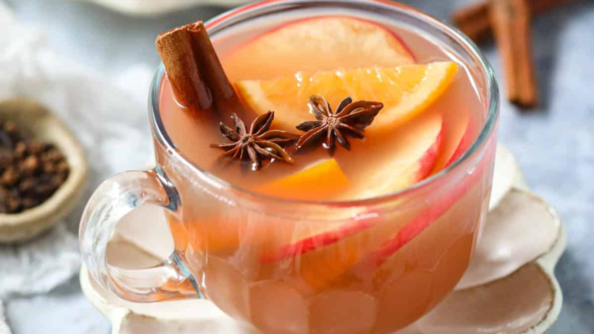 Homemade hot apple cider