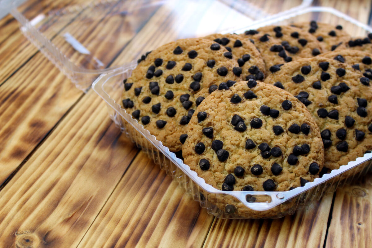 10 Shocking Things You Won’t Believe Are Really in Your Favorite Snacks 3 Chocolate chip cookies lies in a transparent box