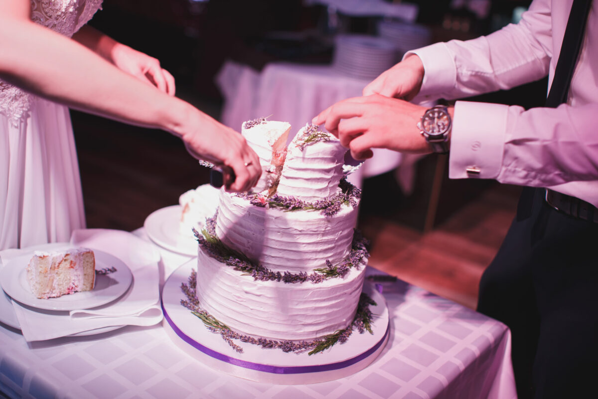 7 Worst Kitchen Disasters That Ruined Family Gatherings 2 Wedding cake. The bride and groom cut the cake at the Banquet
