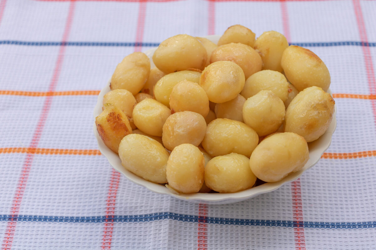 7 Worst Kitchen Disasters That Ruined Family Gatherings 3 Boiled corn on a wooden background. Ready to eat. Corn benefits.