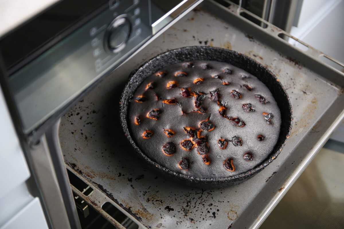 7 Worst Kitchen Disasters That Ruined Family Gatherings 4 Burnt pie in the oven.