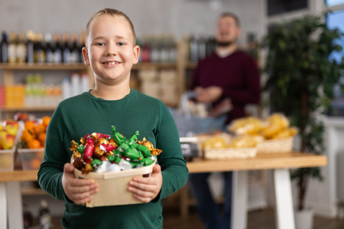 10 Everyday Foods That Could Be Slowly Damaging Your Child’s Kidneys 3 Boy choosing candies in grocery store