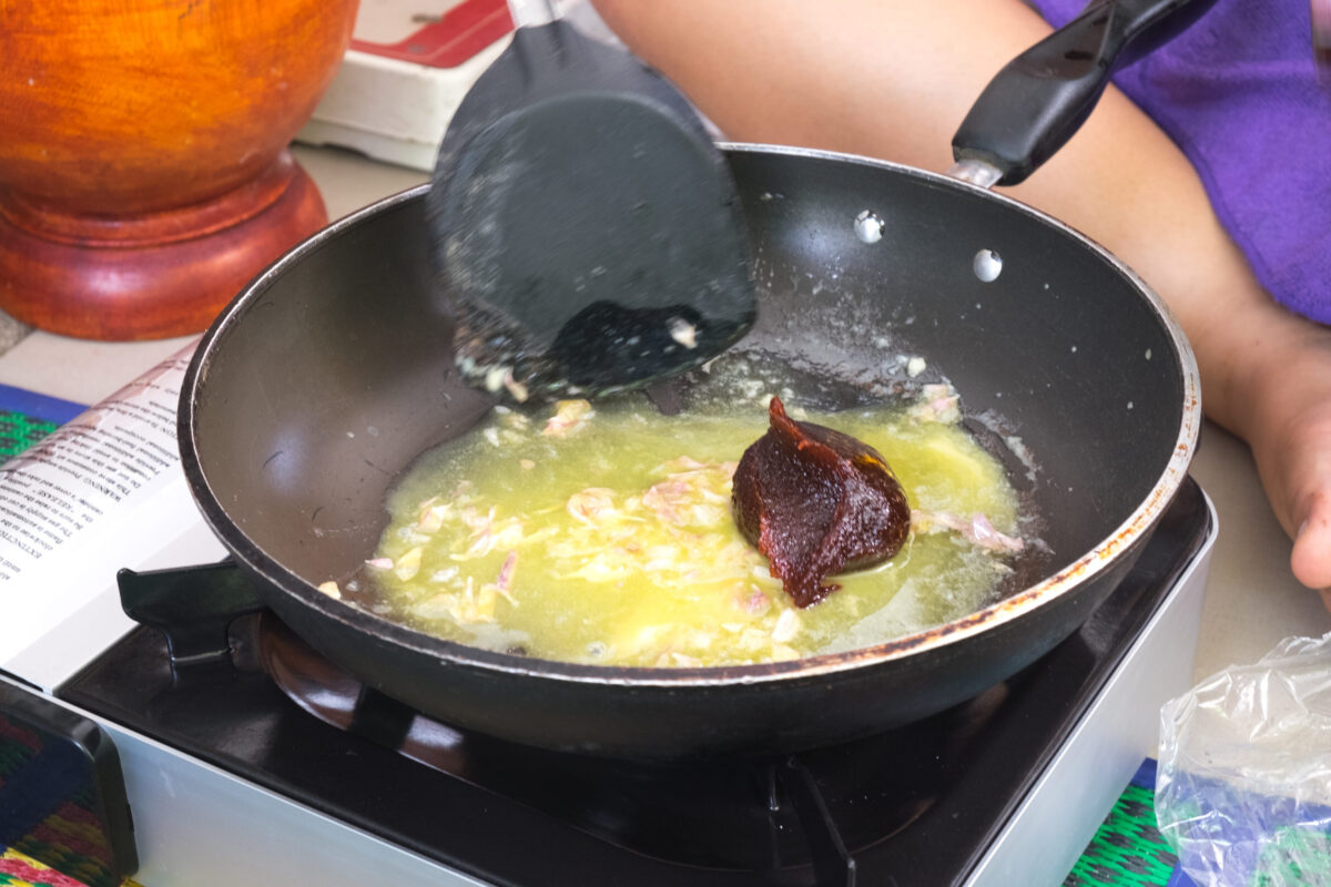 The 10 Foods You Should Never Cook on Cast Iron 3 Preparing food for thai food cooink class