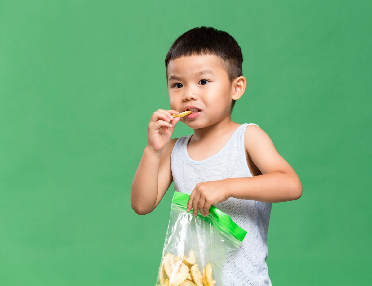 10 Everyday Foods That Could Be Slowly Damaging Your Child’s Kidneys 1 Little boy eating snack