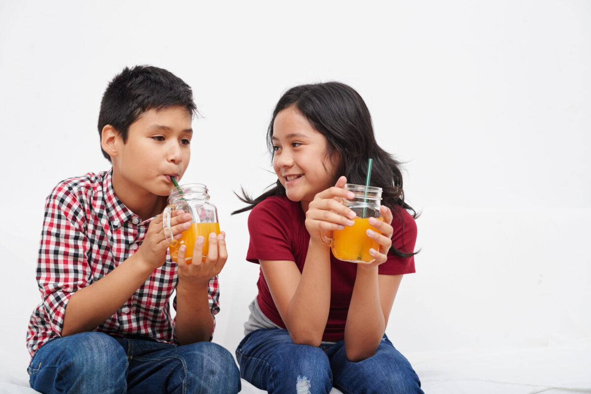 10 Everyday Foods That Could Be Slowly Damaging Your Child’s Kidneys 2 Enjoying fresh juice