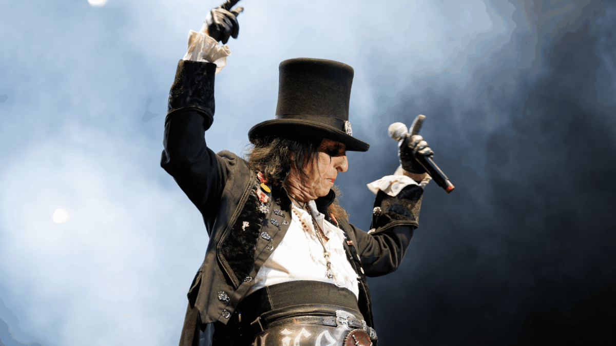 10 Musicians Who Made Headlines for All the Wrong Reasons 2 Alice Cooper