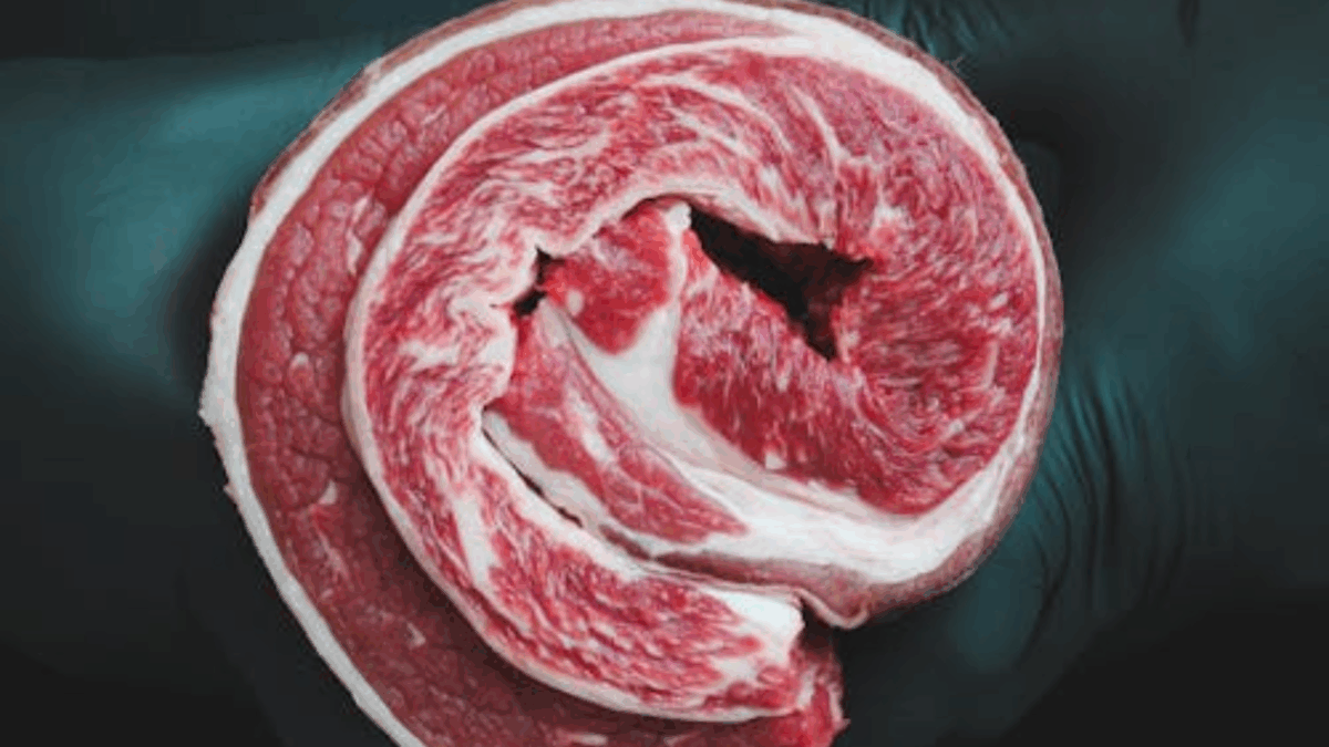 12 Foods You Should Never Eat After the Expiration Date 4 Raw Meat