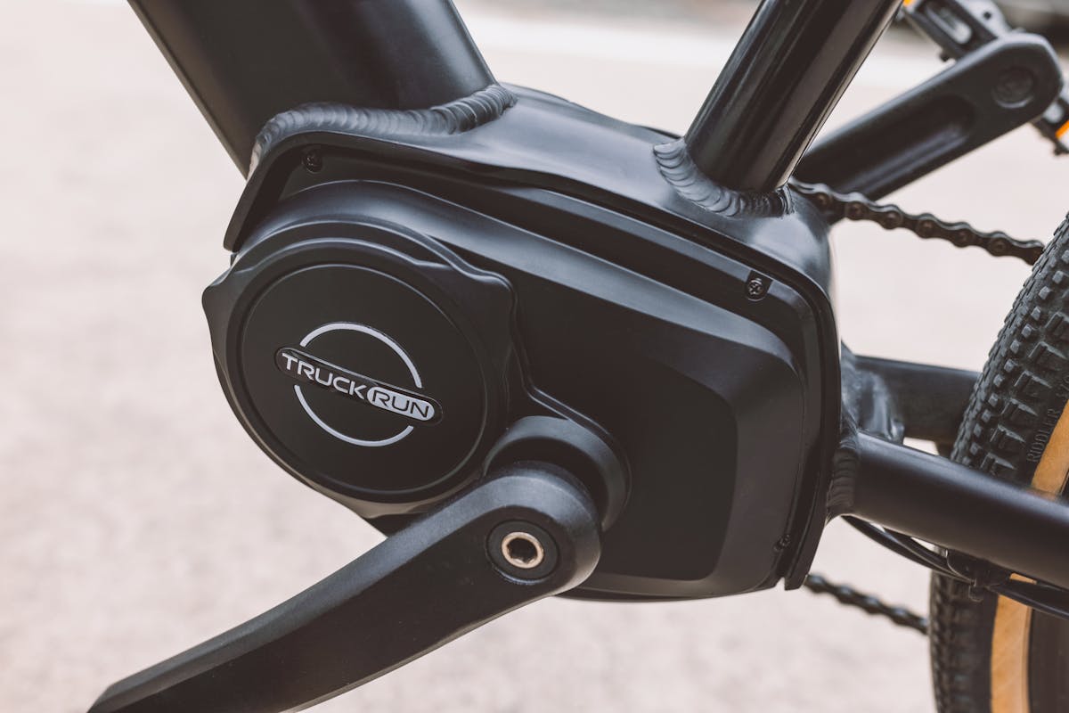 8 Mistakes to Avoid When Purchasing an E-Bike 2 Detailed close-up image of a black electric bicycle motor and pedal system.