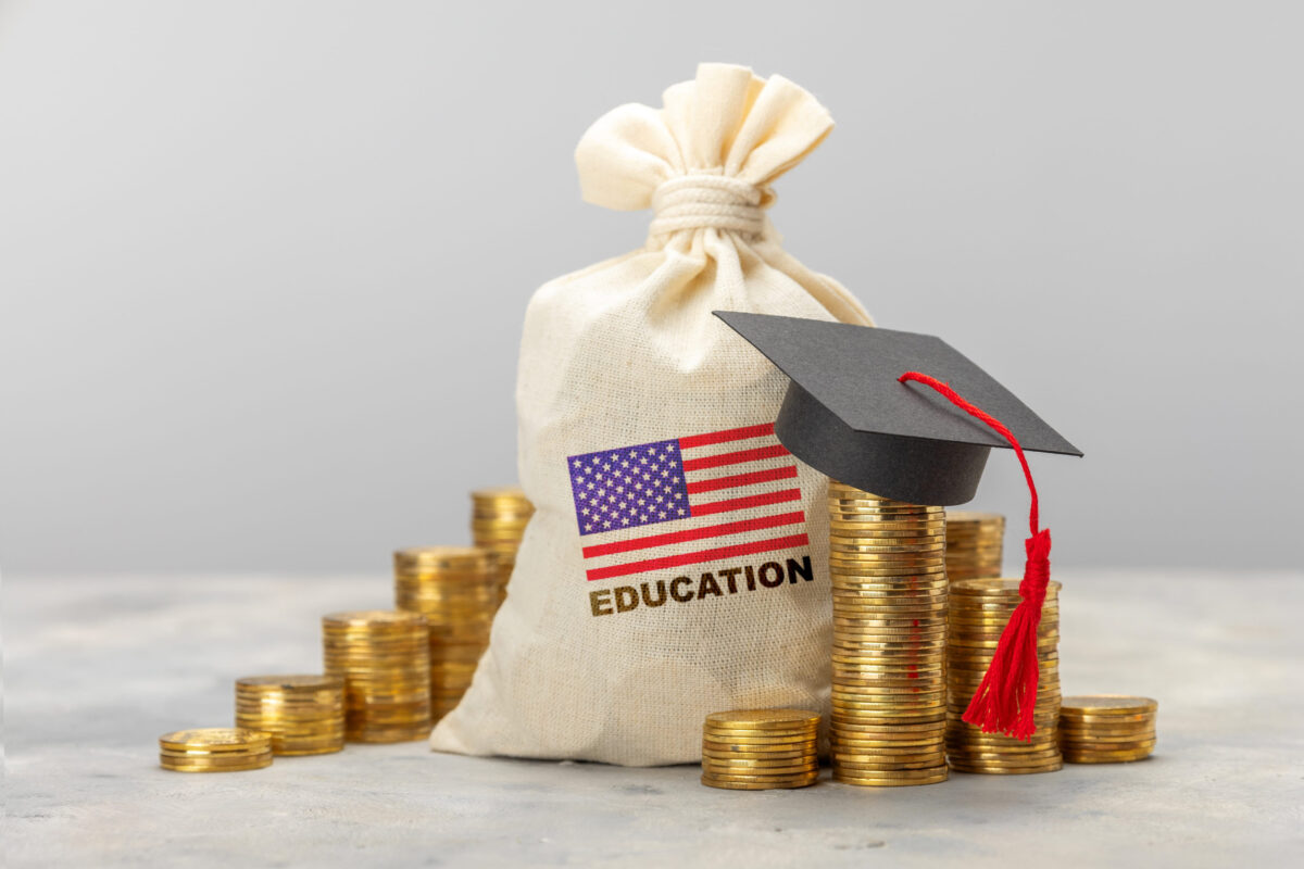 Education in the USA
Day bag with a furnace of gold coins with a graduate cap