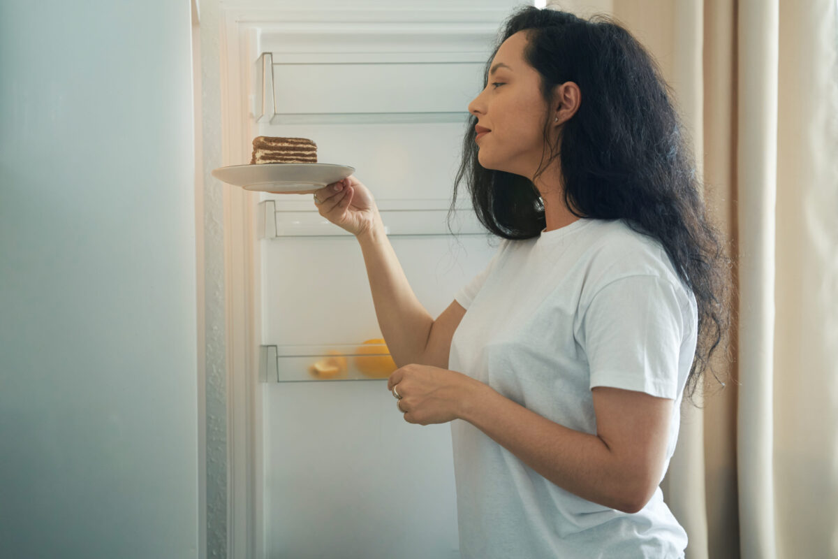 7 Kitchen Habits That Make Food Spoil Faster Than It Should 4 Young female is putting dessert in fridge