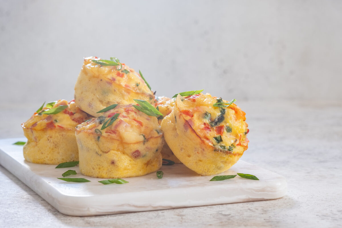 9 Quick and Simple Breakfast Hacks That Will Change Your Life 2 Egg muffins with ham, cheese and vegetables
