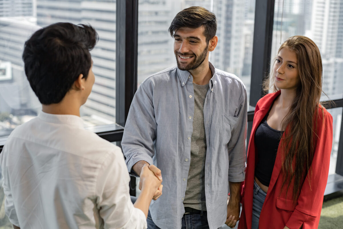 8 “Gentleman” Habits That Can Make Men Look Insecure and Highly Desperate 3 Husband and wife talking, help and giving support by psychiatrist. Mental health concept, couple problematic young people talking with a guidance counselor.