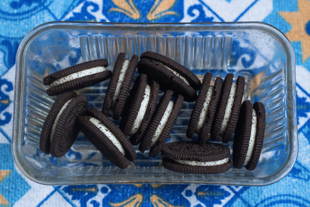 8 American Snacks Totally Forbidden In Europe 3 chocolate cookies with cream filling on a glass plate, top view