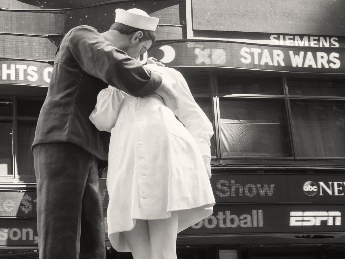 Figure resembling the famous photograph of a sailor kissing a nurse at Times Square in New York City