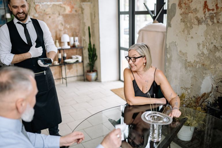10 Situations Where You Should Never Leave a Tip