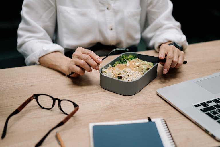 8 Sneaky Ways Eating at Your Desk Is Quietly Wrecking Your Workday
