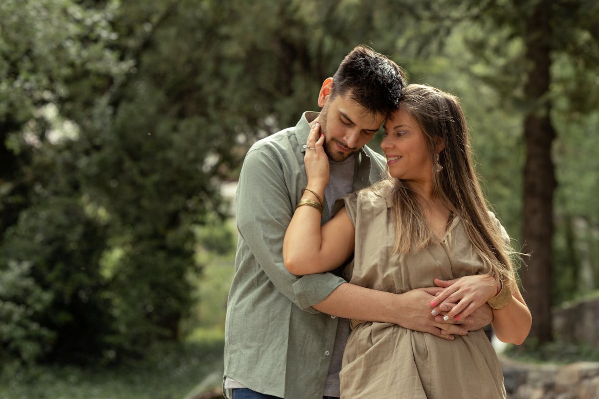 Affectionate couple embracing in a serene park setting in Mendoza, Argentina.