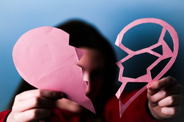 7 Shocking Ways Heartbreak Changes People Permanently