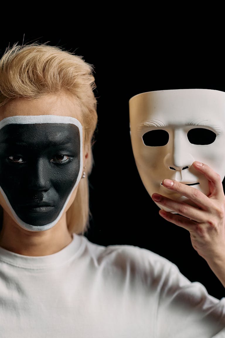 8 Subtle Behaviors That Reveal a Habitual Liar