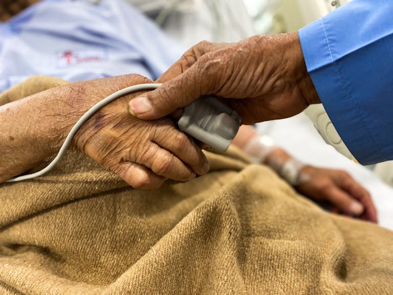8 Early Warning Signs of Parkinson’s Disease Many Americans Ignore