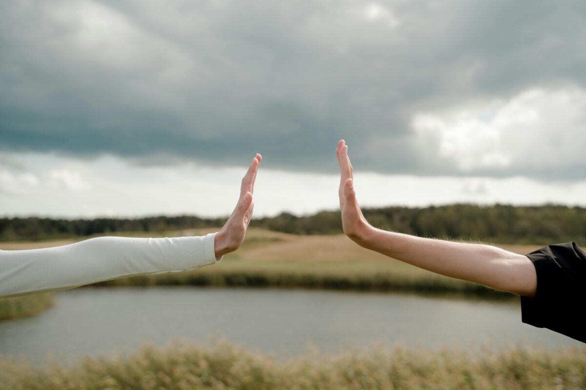 photo-of-distance-between-hands