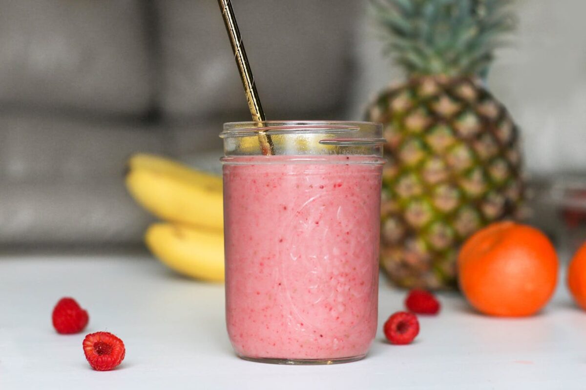8 Reasons Why DIY Smoothies Are Destroying Your Waistline 1 mason-jar-with-shake-and-straw-