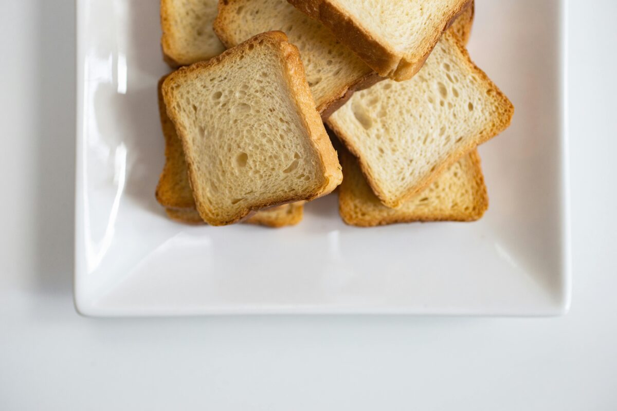 plate-of-sliced-breads