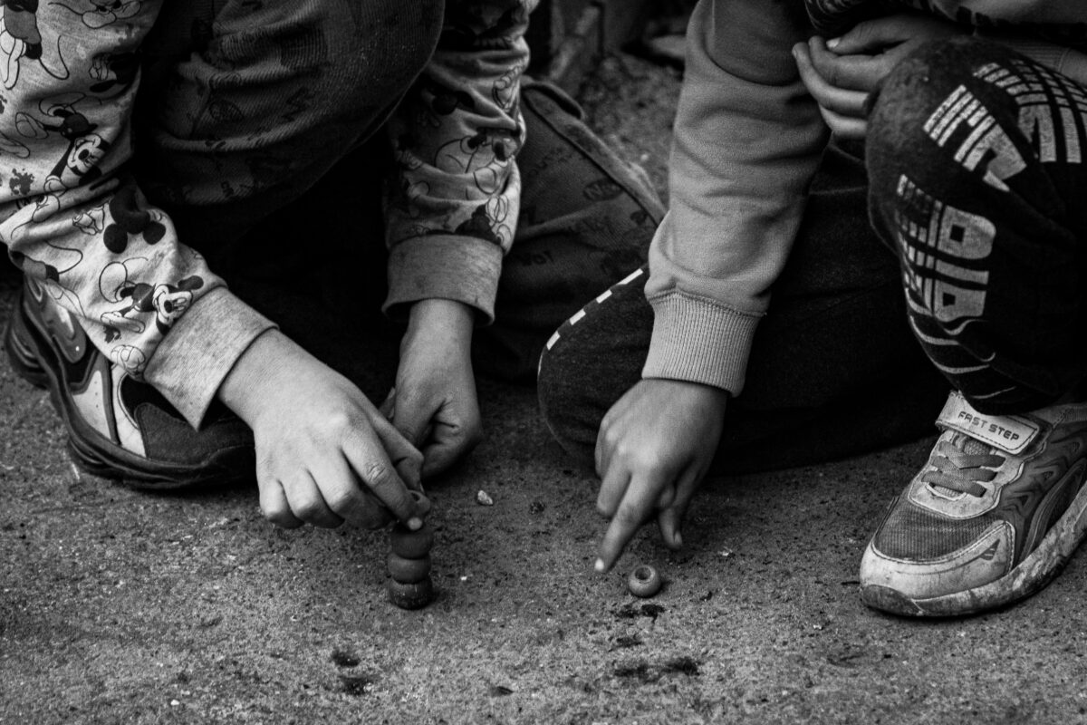 7 Petty Reasons Parents Get Irritated When Their Kids Use Phones 2 children-playing-traditional-game-in-istanbul