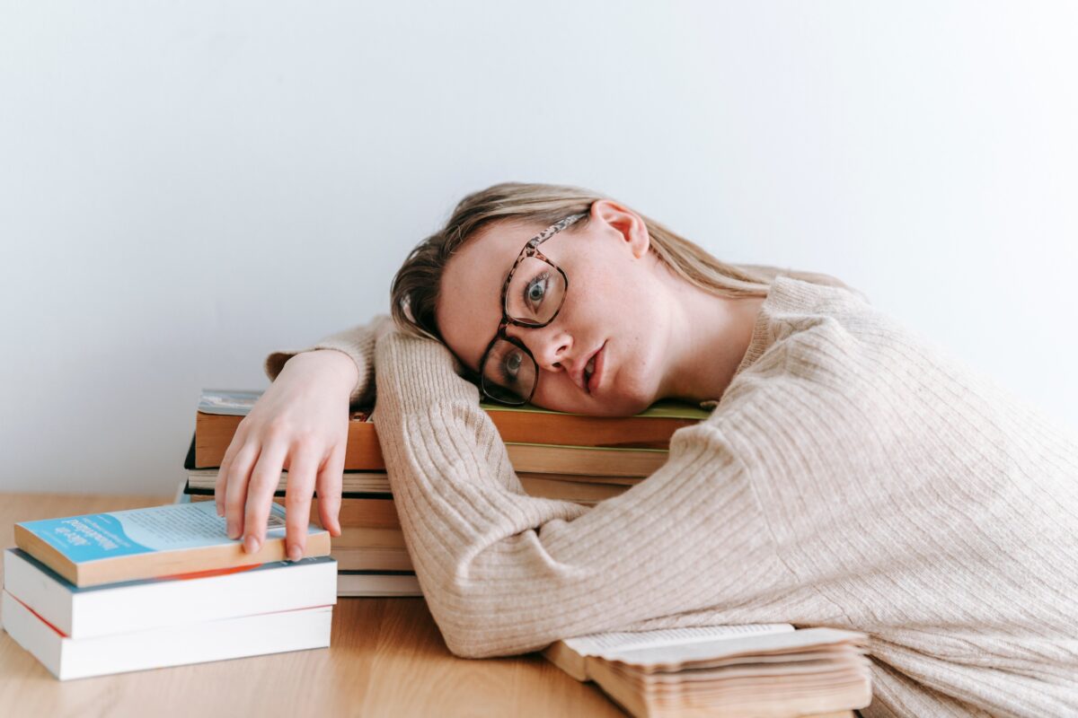 7 Quiet Signs Your Brain May Be in Trouble Before Memory Fails 2 exhausted-woman-lying-on-table-with-books-in-light-room