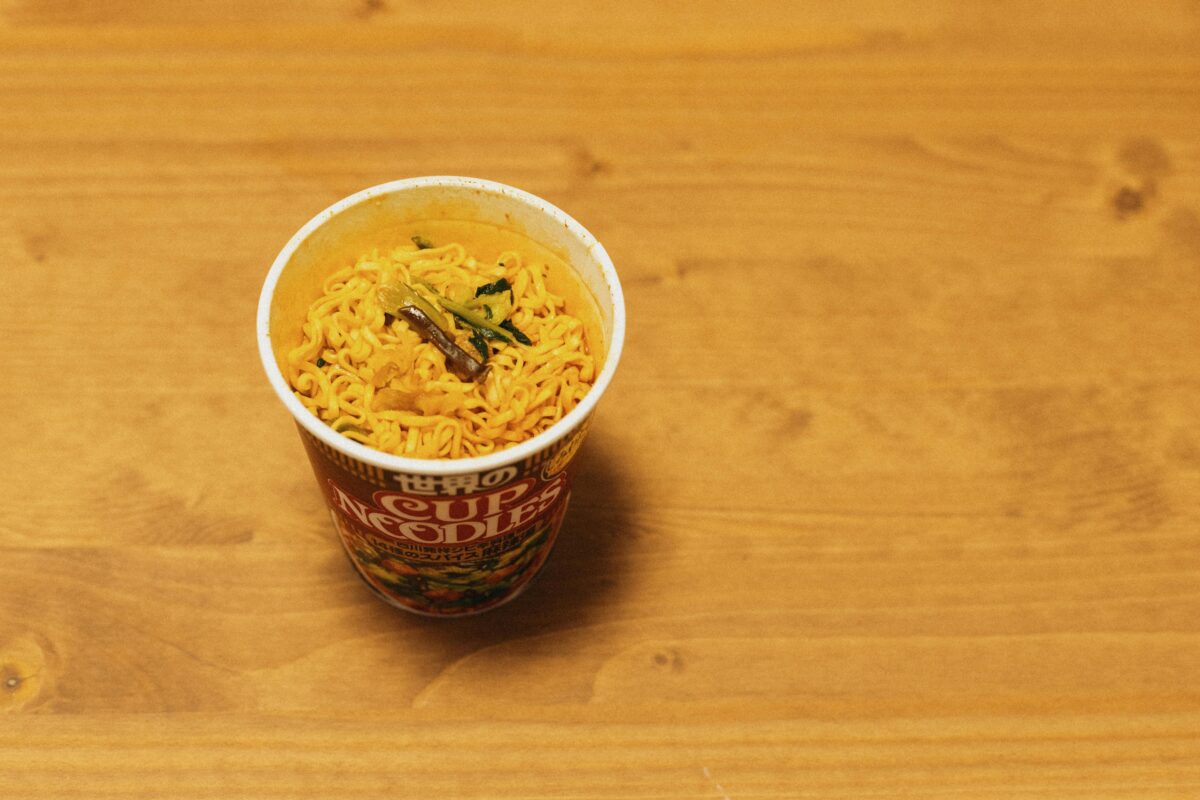 cup-noodle-on-wooden-table