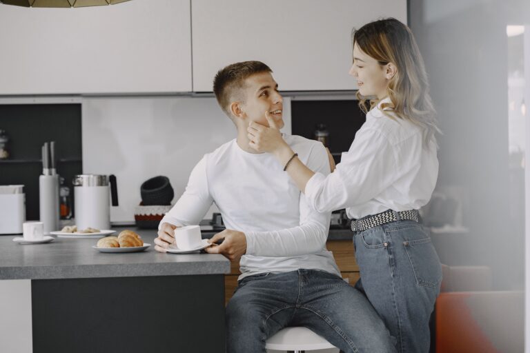 10 New Relationship Mistakes That Quietly Ruin the Spark