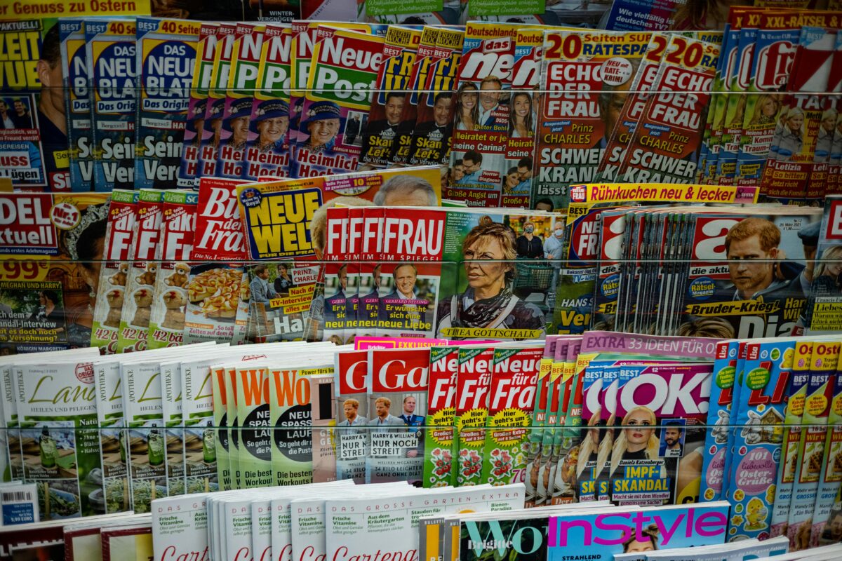 shelves-with-colored-newspapers-and-journals