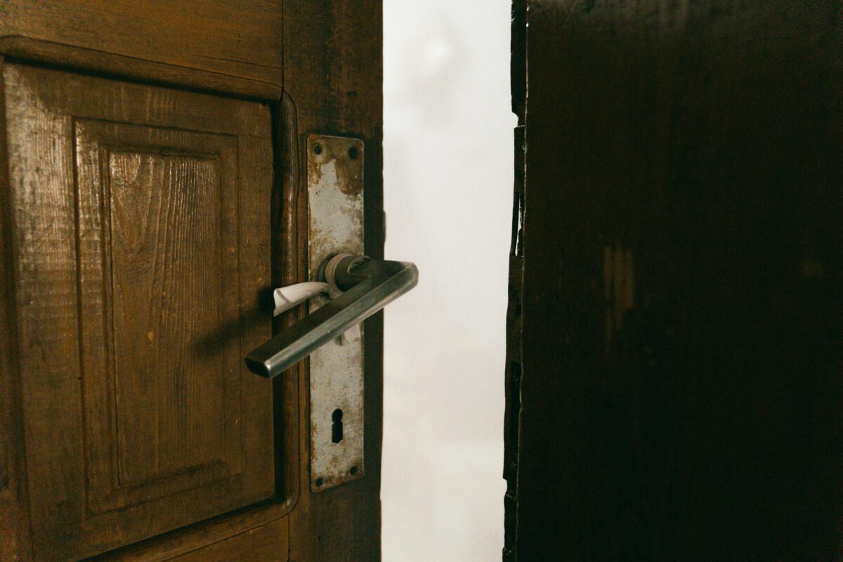 close-up-of-rustic-wooden-door-handle