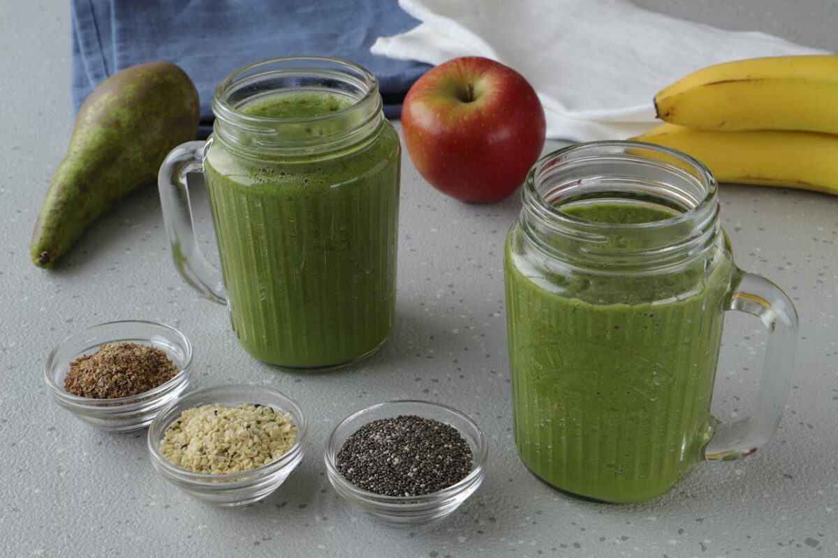 8 Reasons Why DIY Smoothies Are Destroying Your Waistline 3 vegan-green-smoothie-