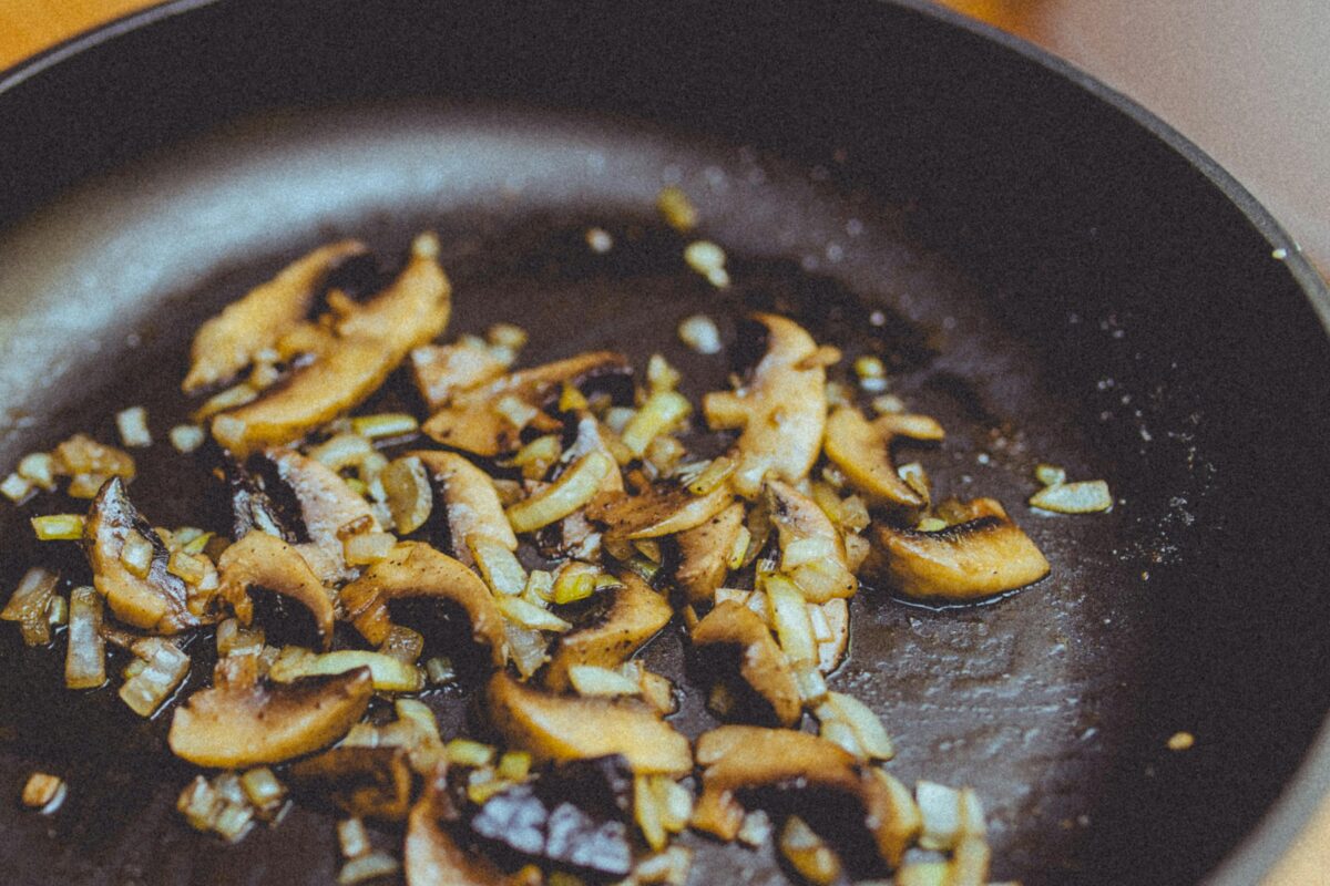 closeup-photography-of-sauteed-garlic