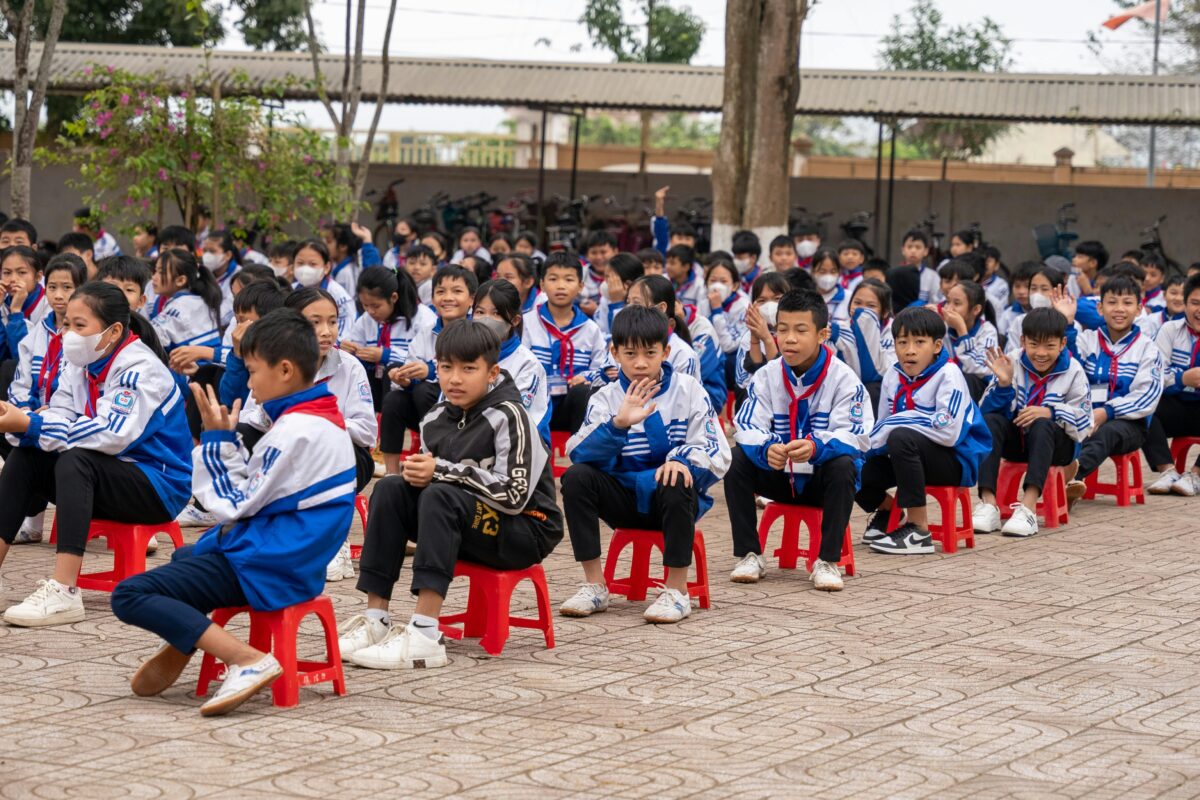 8 Reasons Teachers Are Falling Out of Love With Their Jobs 2 schoolkids-sitting-on-the-chairs-outside