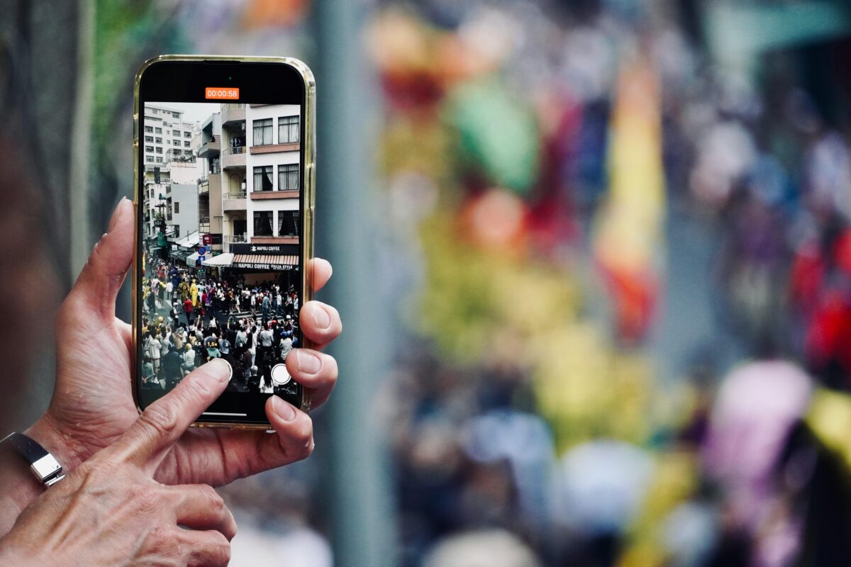 capturing-urban-parade-with-mobile-phone