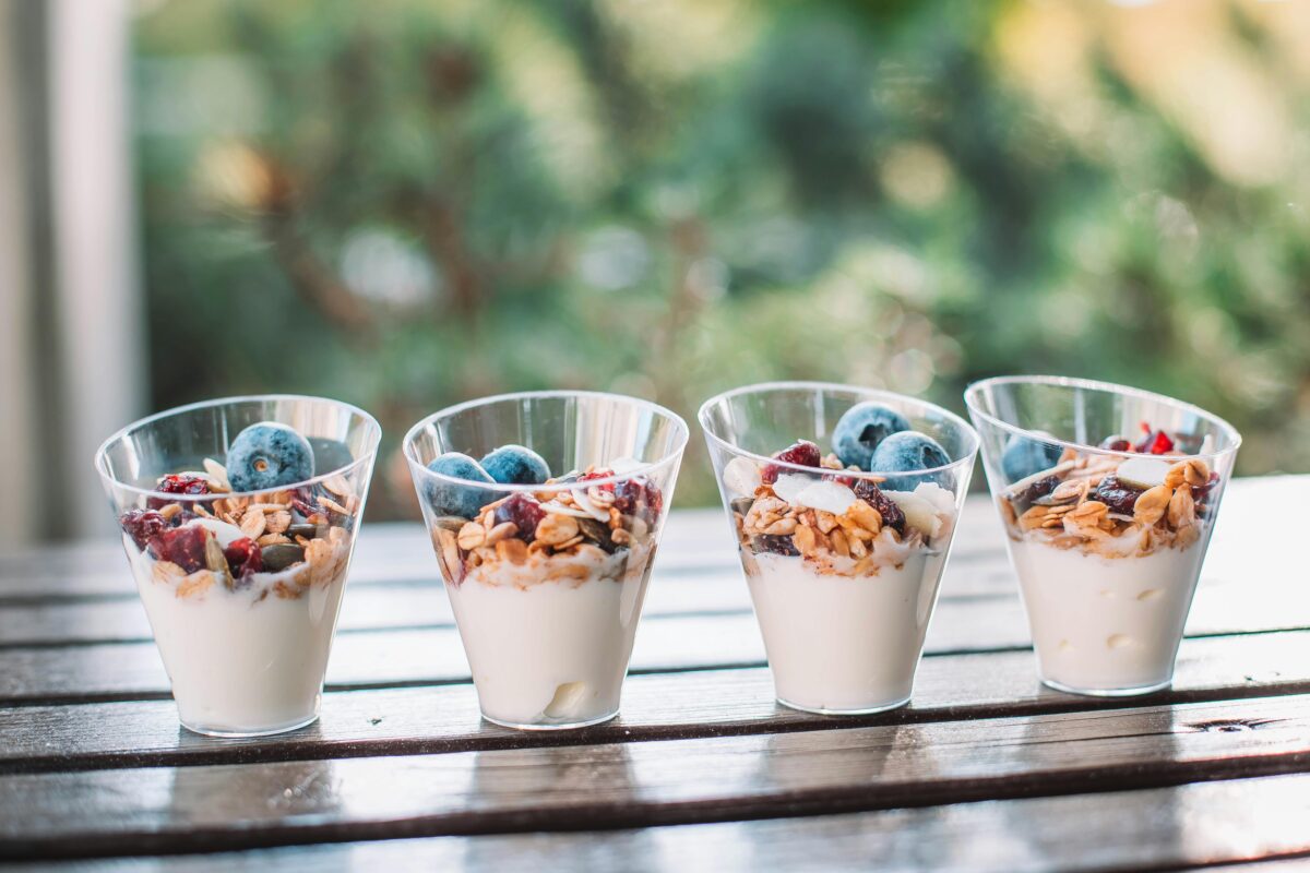 creamy-grains-with-blueberries-in-clear-cups