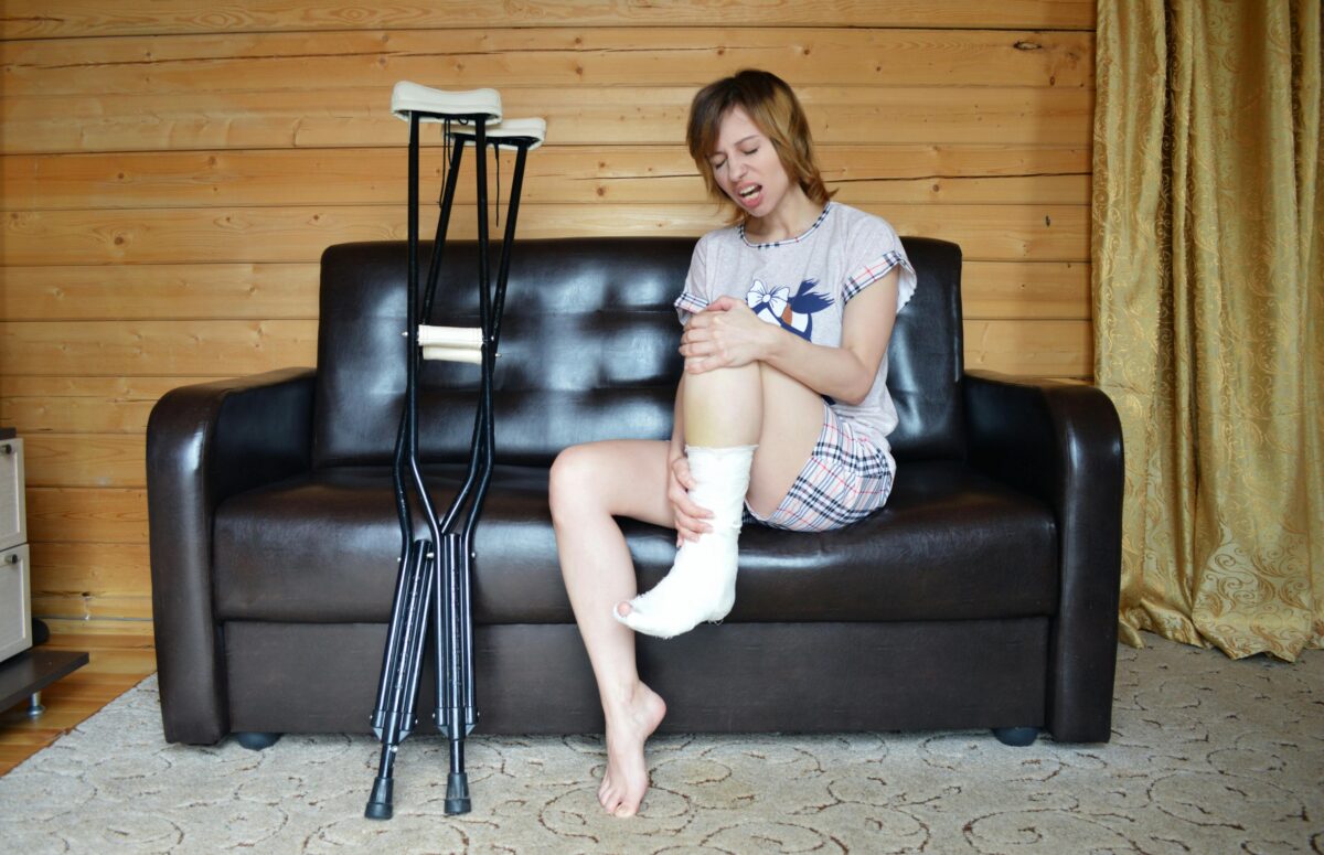8 Excruciating Pains That Aren’t Caused by Disease But Feel Like It 5 Young-woman-holding-broken-leg-in-cast