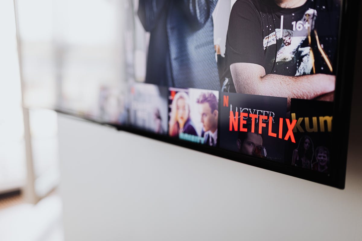 8 Entertainment Trends That Are Ruining American Pop Culture 1 Selective focus of a Netflix screen on a smart TV in an indoor setting.