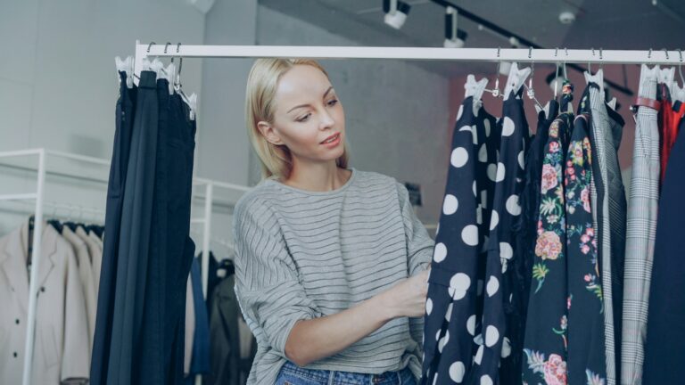 10 Clothing Mistakes That Instantly Make a Woman Look Less Classy in Public 
