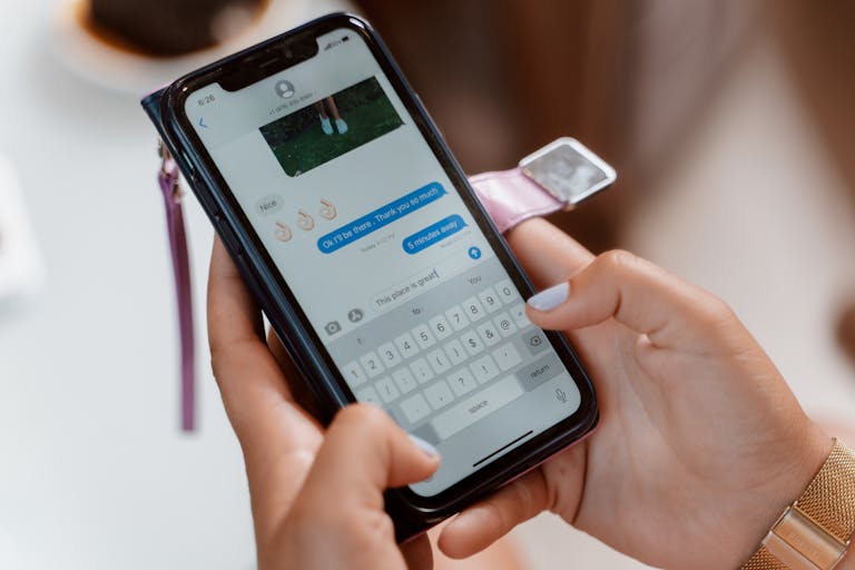 8 Ways Constant Texting is Destroying Your Relationship