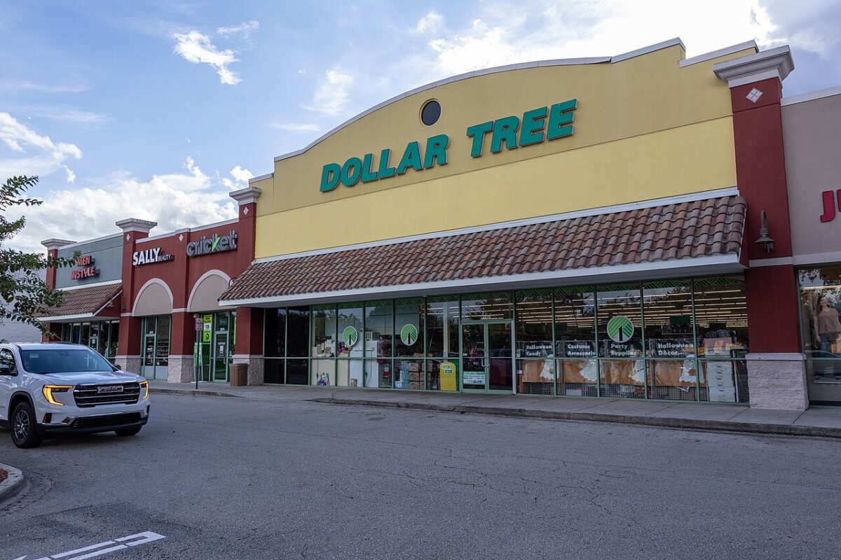 Dollar Stores Keep Opening Across America. What Are They Seeing That Other Retailers Aren’t? 1 Dollar_Tree_store_in_Orlando_Florida