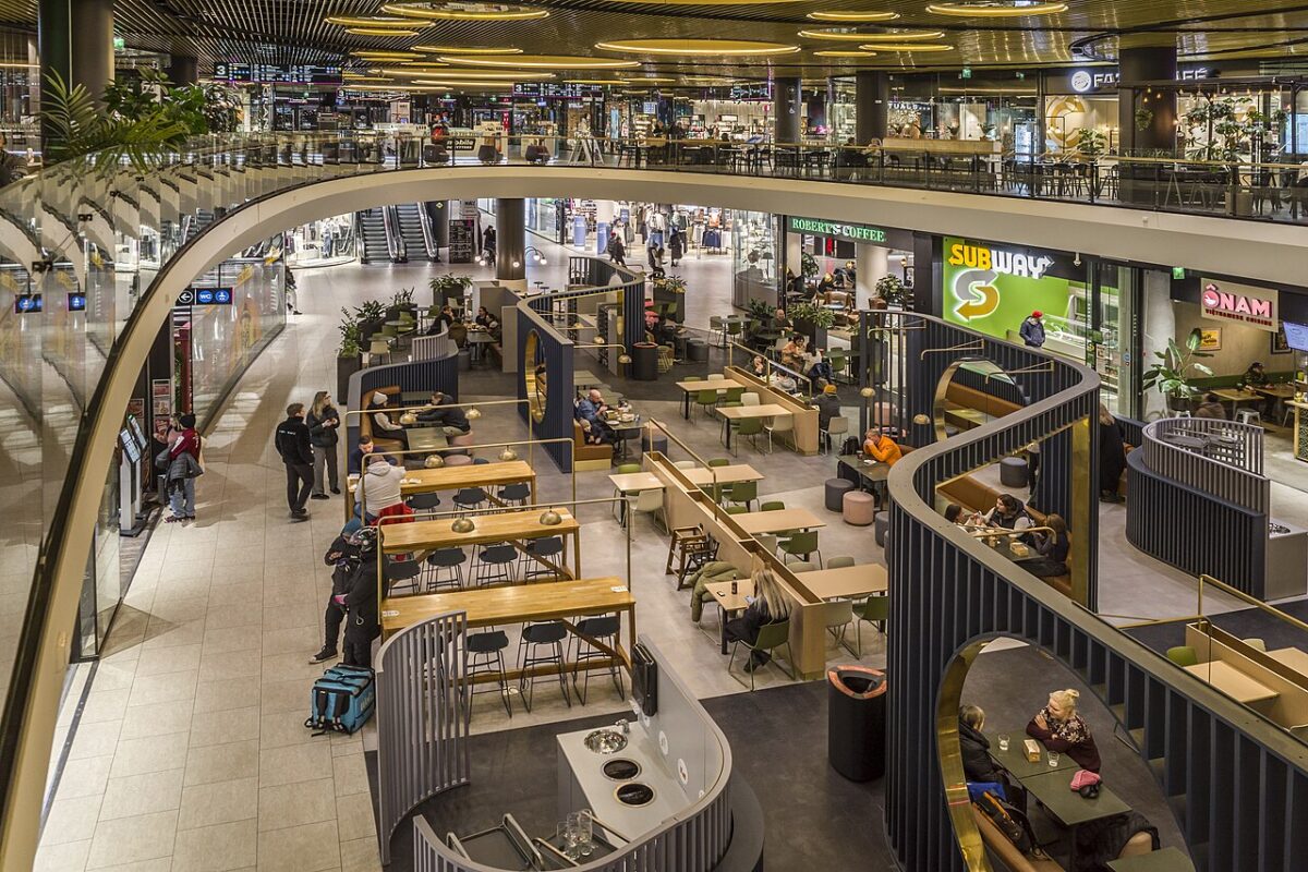 Mall Food Courts Across America Are Declining as Iconic Chains Disappear and Familiar Dining Culture Fades Away. 1 Food_court_in_the_Mall_of_Tripla