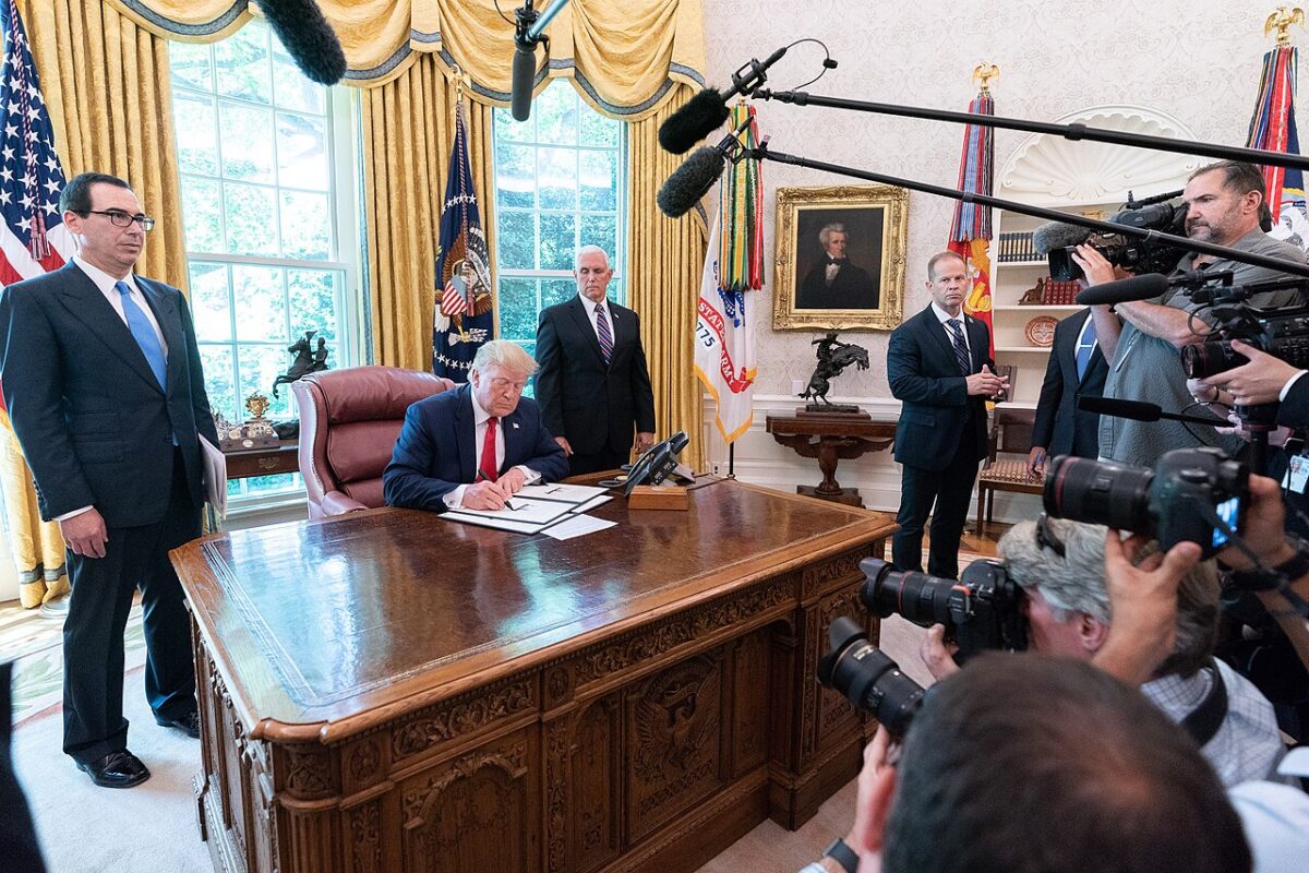President_Trump_Signs