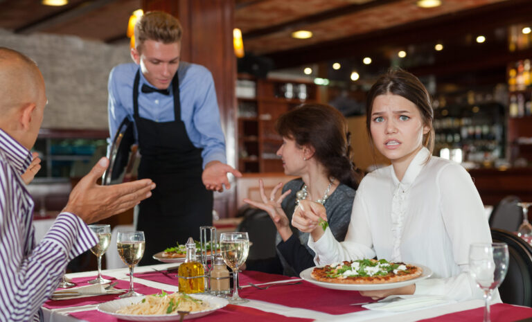 Customer Leaves $9 Tip on $612 Bill, Manager Calls It Out.