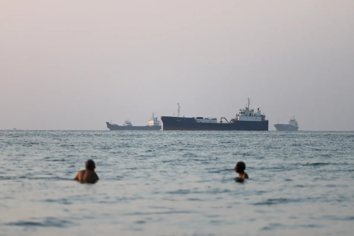 Trump Iran Deal Faces a Crisis of Credibility as “Last Chance” Diplomacy Returns 3 Vessels in the Strait of Hormuz near the beach of Bandar Abbas,
